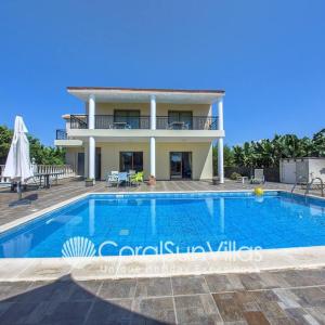 Impressive Villa Exclusive Sea Caves walk to taverns Sleeps 11 Ref 507