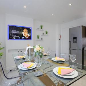 Spacious 4BR City Centre Apartment w/ Free Parking