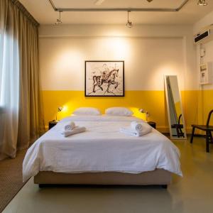 Artistic Spacious Studio Apartment next to metro Monastiraki