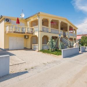 Apartments by the sea Vir - 20333