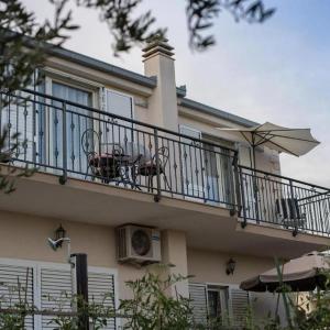 Apartments with a parking space Kastel Stafilic, Kastela - 20763