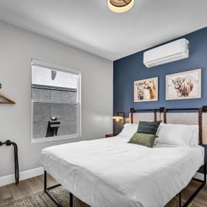 Two Bedroom-Queen in Master. Heart of Downtown Vista