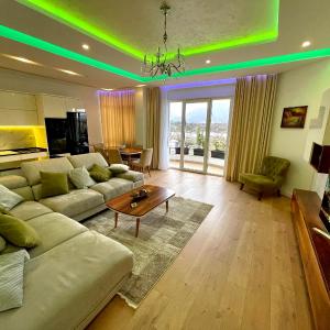 Queen’s Luxury Apartments Lake