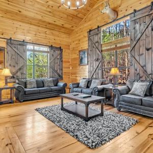 Enchanted Memories, Hot Tub, FREE Attraction tickets, Theater Room, WIFI!!!