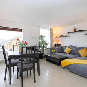 2-bed 2-bath flat around the corner from Portobello Market