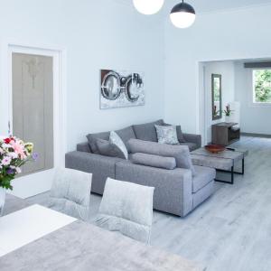 Sunny and minimal apt in Glyfada with 3 bdrm