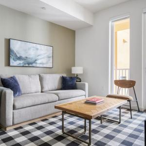 Downtown 1br w pool gym lounge nr 110 LAX-1011