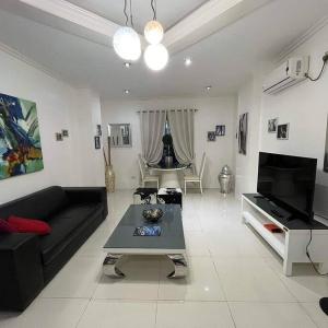 Sheryll Escapes - Kandi big 1 BR, king bed, free housekeeping, fiber fast internet
