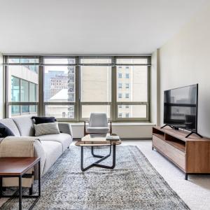 Lakeview 1BR w Rooftop Pool nr Wrigley Field CHI-378