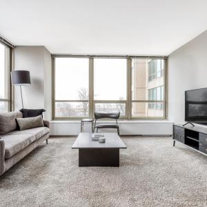 Lakeview 2BR w Deck Pool Gym nr Lincoln Park CHI-717