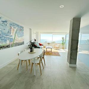 Moderno y completo apartamento frente al mar