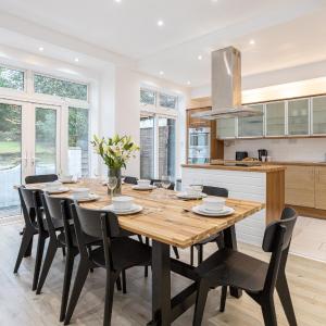 Pillo Rooms - Spacious 4 Bedroom Detached House close to Heaton Park