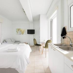 Adorable sunny studio with private balcony I