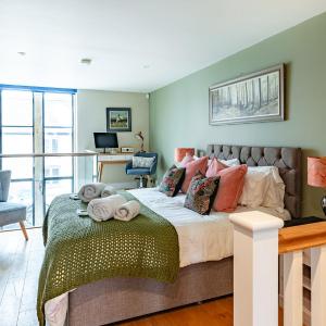 Stylish-Stays The Sanctuary, Stow-on-the-Wold -Luxurious Stylish, Grade II Listed Church conversion Workspace, centrally located