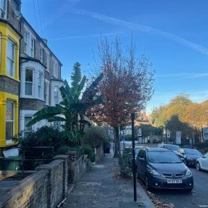 Self-contained flat on the 2nd floor you will share with one other guest, in a family house 2 minutes walk from TUFNELL PARK STATION 2nd floor with stairs