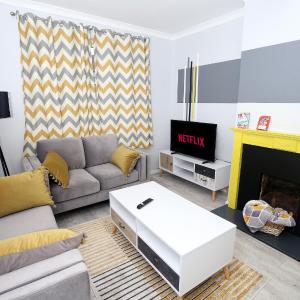 3-Bed House with Parking near London O2
