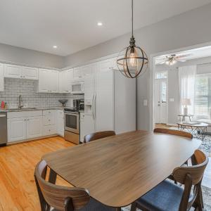 Colonial Life, Downtown, Dogs, 1G Wi-fi, Health Professionals