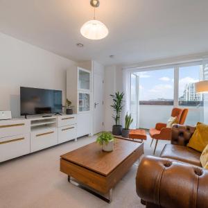 Luxury 2 Bedroom Apartment, Balcony View, Holland Park, Notting Hill, Chelsea, Complimentary Fast WiFi, Tea & Coffee