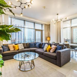 Classy 2BR in Boulevard Crescent - Downtown Dubai