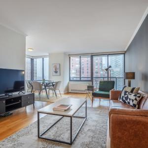 Midtown 2BR w Pool Gym Parking nr Broadway NYC-381