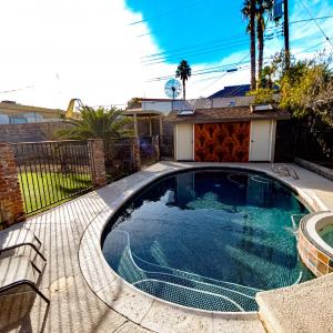 Newer Ranch with Pool and Hot Tub near the Strip and Freemont street.