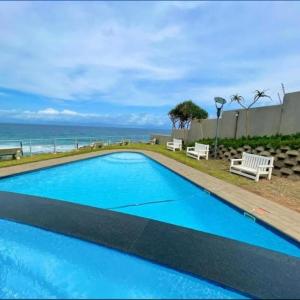 Whale Rock, Modern Beachfront Apartment