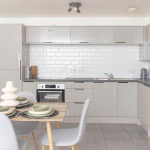 Luxury Apartment, Birmingham-Parking