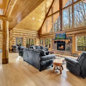 Rippling Stream, Hot Tub, Game Room, 5 Star, Fire Pit, Free Attraction Tickets, Secluded!!!