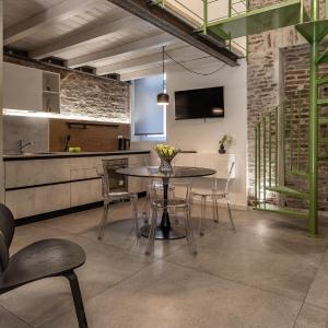 Vicolo dei Duelli Industrial Green Apartment