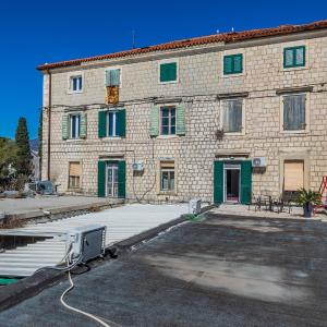 A 1 - spacious apt on the seafront with terrace