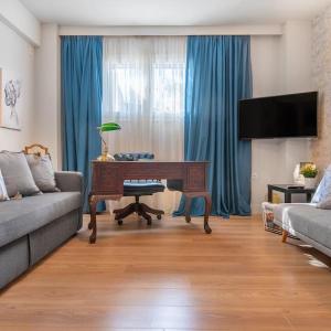 The HostMaster La Casa Elegante