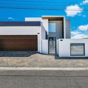 NEW 3BR 2BA Modern Oasis 3-min to Eagle Beach