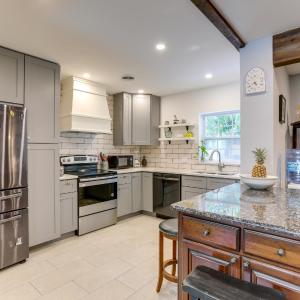 Charming Home with Yard about 5 Mi to Clearwater Beach!