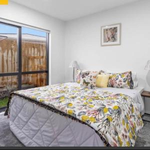 Private double bedroom with attached bathroom near 12 min to Auckland Airport