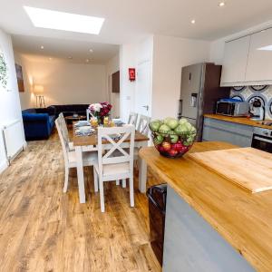 Chute House 4 Bed House Private Garden City Ccenter