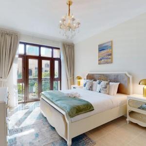 Vacationer Holiday Homes I Charming 2 Bedroom I Pool Boasting Burj Khalifa Views l Souk Al Bahar