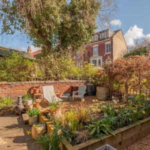 Wonky Cottage with amazing garden - Pass the Keys