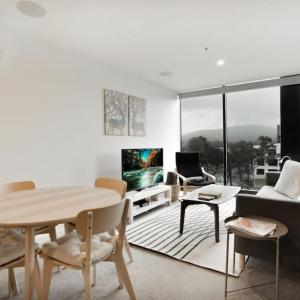 1Br Braddon retreat with mountain views