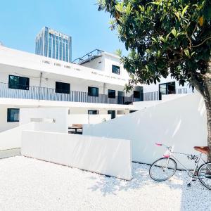 Hidden Garden Youth Hostel -Oriental Pearl &Lujiazui -Garden Social Area -Bar -Café -Free Laundry Luggage Storage -24H Front Desk -English Service
