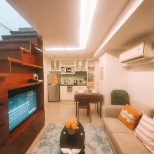 BGC Taguig Cozy 2 bedroom loft, with stunning BGC skyline view!