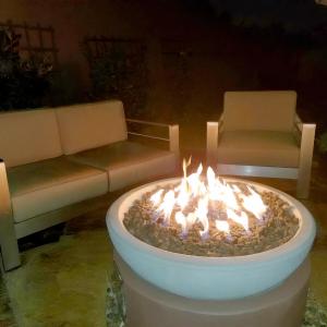 Stunning, Quiet Pvt Luxe Home! King Bed, Jacuzzi, Fire Pit, BBQ! Beautiful!