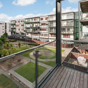 King Bed Retreat in Viaduct Point 5-Star Location