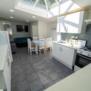 STAY SA Spacious studios next to UOB and 10min to the City!