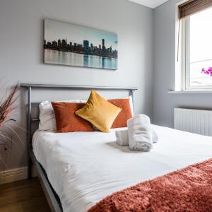 Waterside Stay - City Centre with Parking