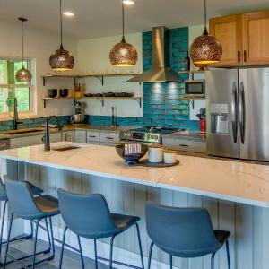 Modern Fairview Retreat Spacious Deck and Mtn View!