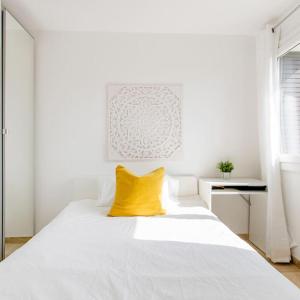 Private room in renovated apartment - Tram 1 min walk