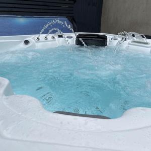 Hot Tub, Newly refurbished 4 bed, Dog friendly.