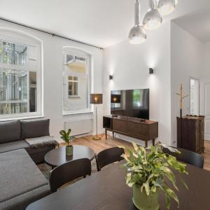 The Remise Mitte Loft, 2 BR, 2 bathrooms, living room, group & family friendly, 4- 7 Guests