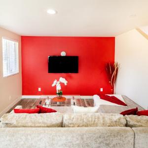 Large Condo Sleeps 10 near Downtown Los Angeles