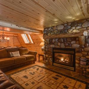 Roger Dodger by KABINO Hot Tub 2 Cabins Big Driveway FirePit WiFi Grill Summer 11 Winter 6 People Max